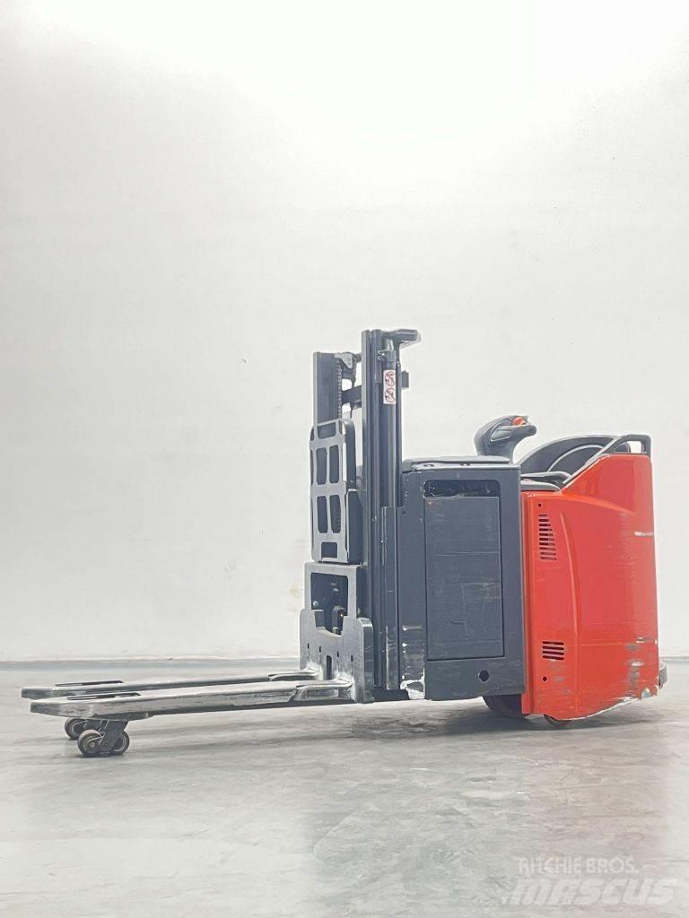 Linde D12HPSP-133 行走控制式堆積機