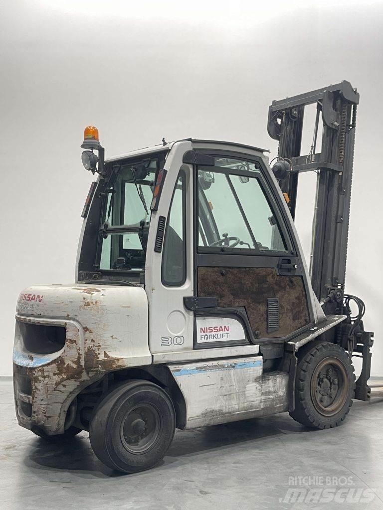 Nissan YG1D2A300 柴油卡車