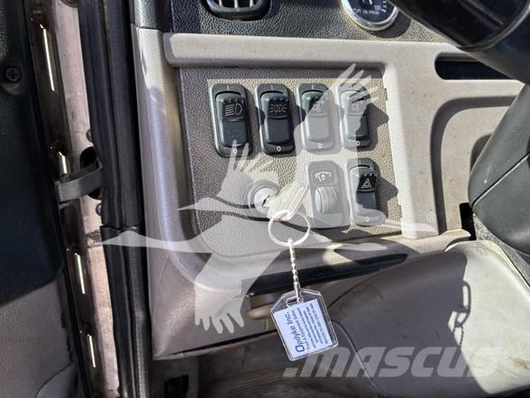 Peterbilt 365 平板式/側卸式卡車