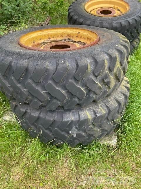 4ST LASTMASKINSDÄCK 輪胎、車輪和輪圈