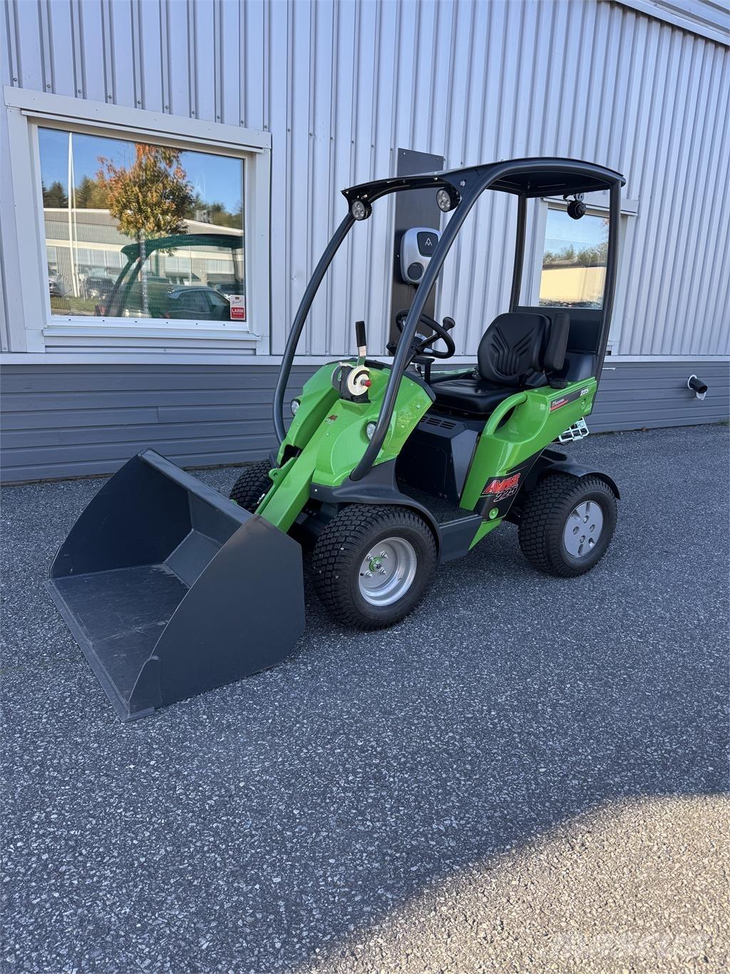 Avant 225 med skopa 滑移轉向裝載機