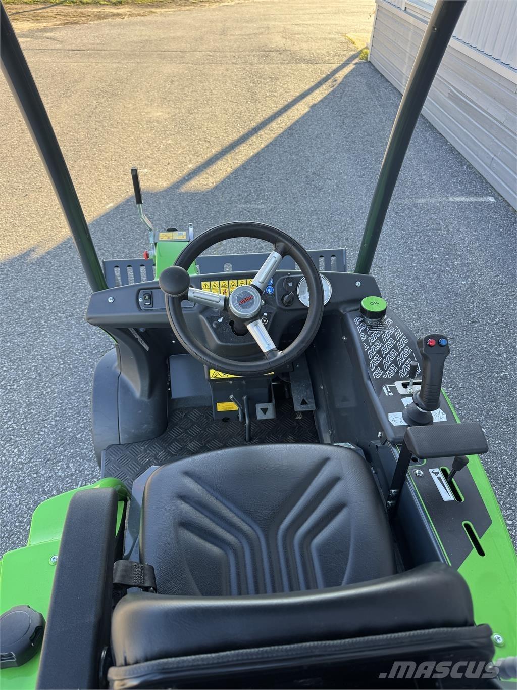 Avant 225 med skopa 滑移轉向裝載機