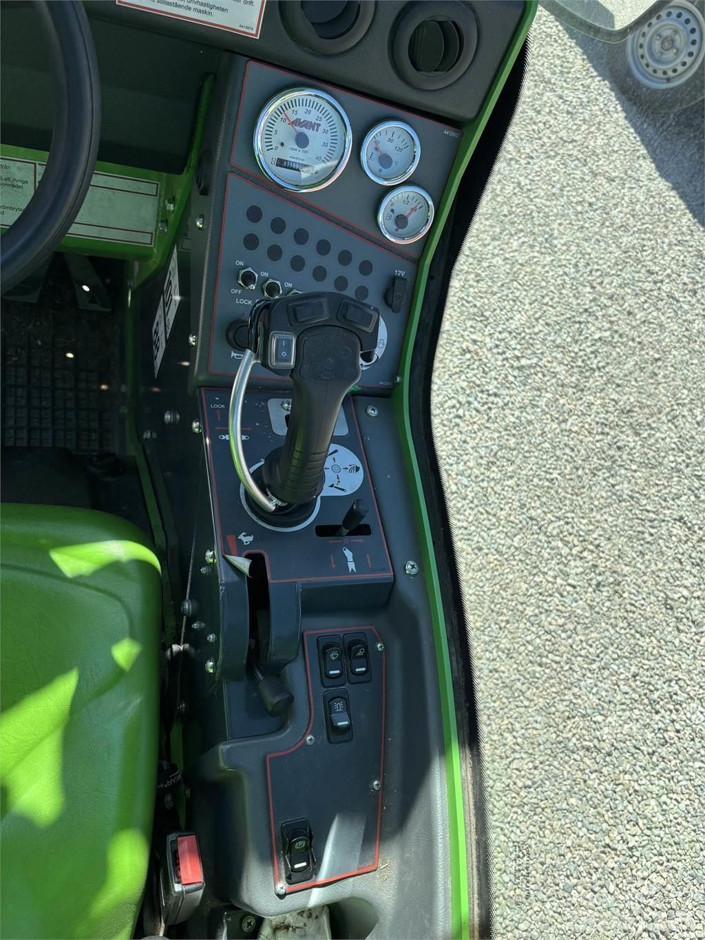 Avant 528 滑移轉向裝載機