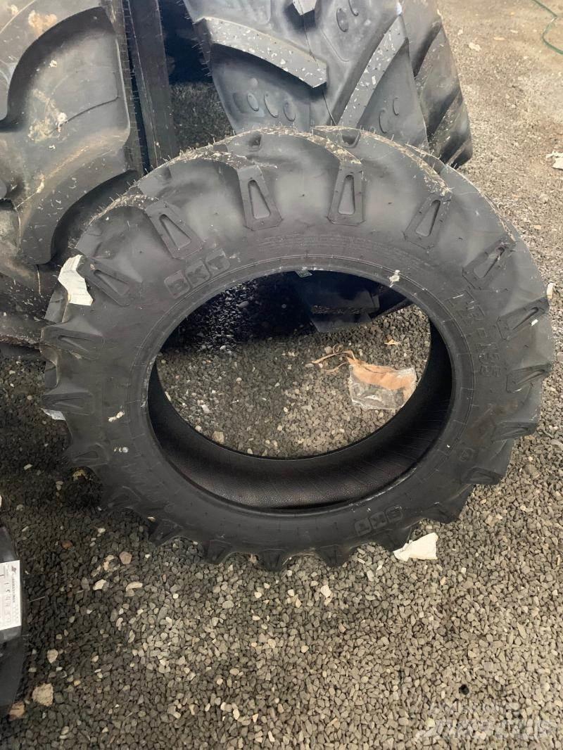  Däck BKT 9.5-24 TR-135 輪胎、車輪和輪圈