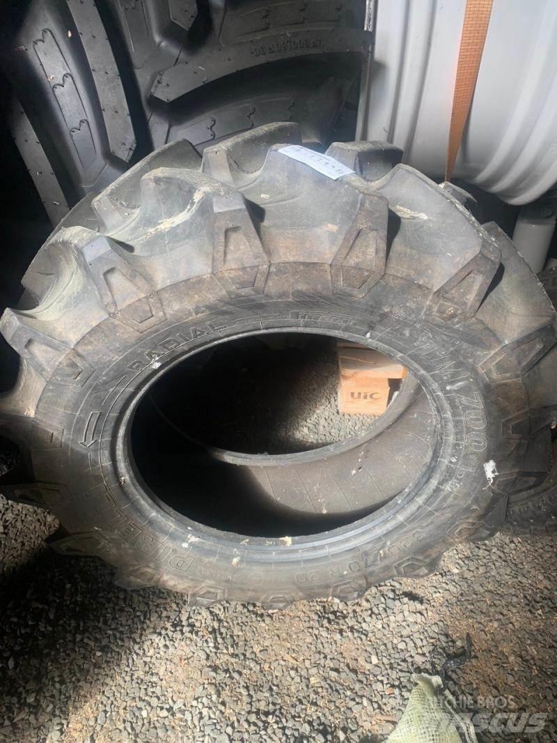  Däck Pirelli 320/70R20 輪胎、車輪和輪圈
