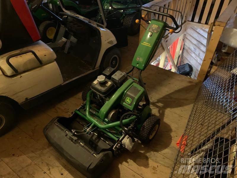 John Deere 220 騎乘式割草機