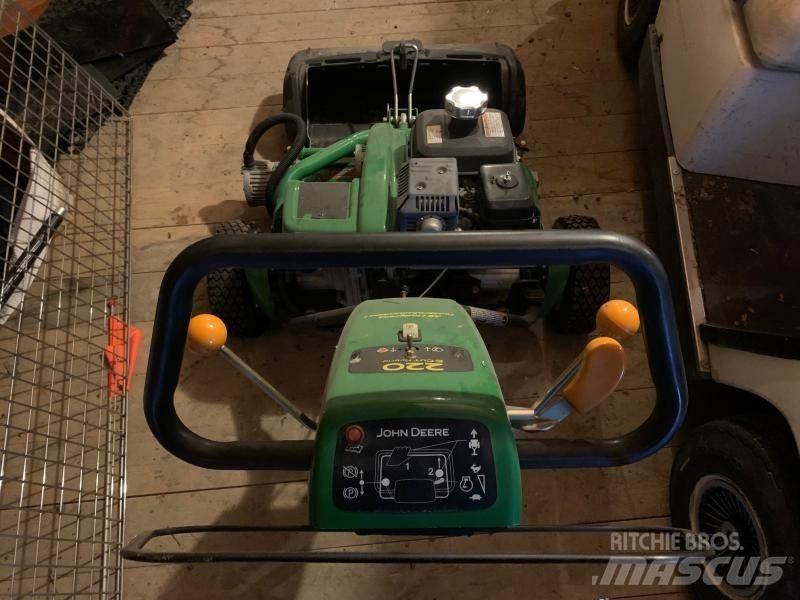 John Deere 220 騎乘式割草機