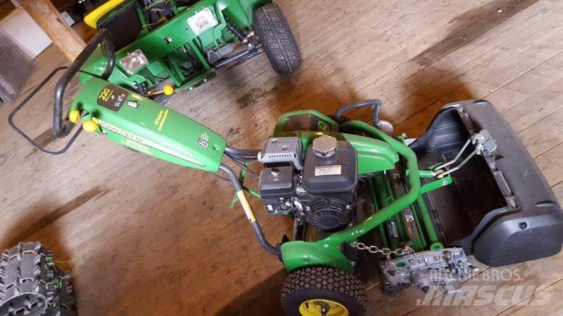 John Deere 220 騎乘式割草機