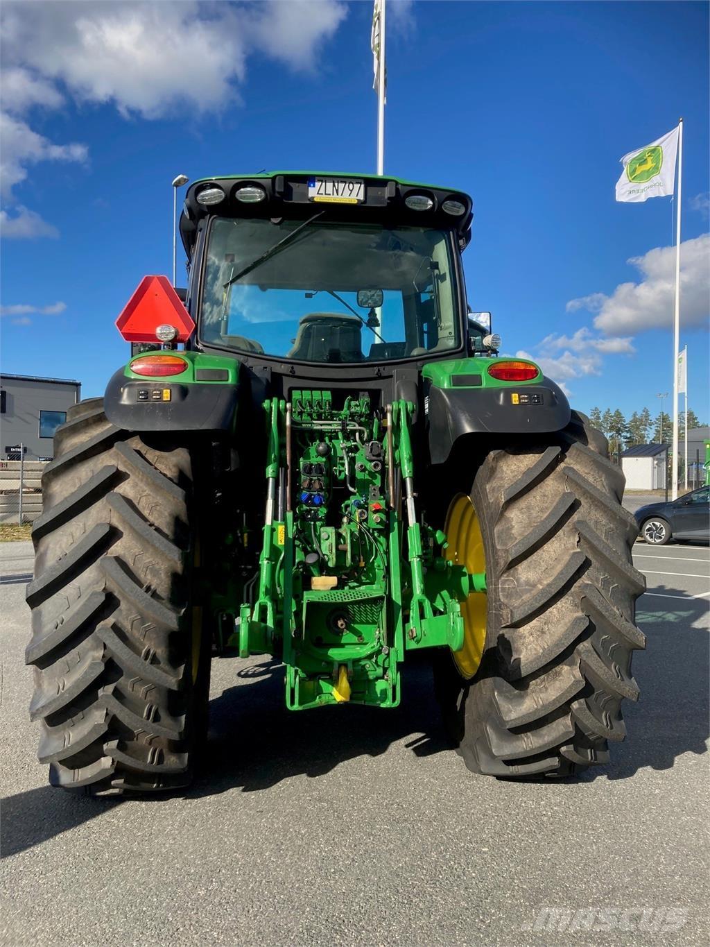 John Deere 6215R 曳引機