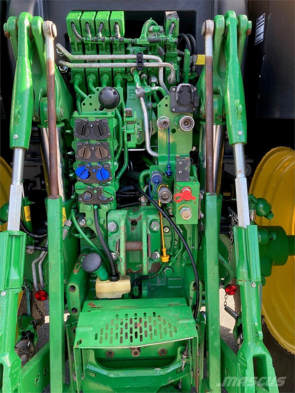 John Deere 6215R 曳引機