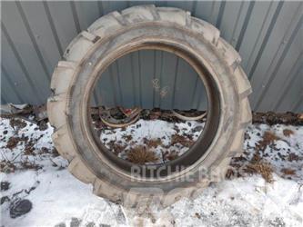  TRAKTORDÄCK 8,3-24 6PLY 輪胎、車輪和輪圈
