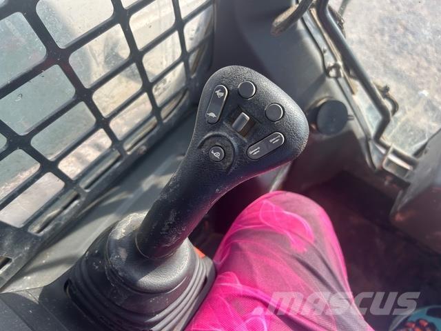 Bobcat T76 滑移轉向裝載機