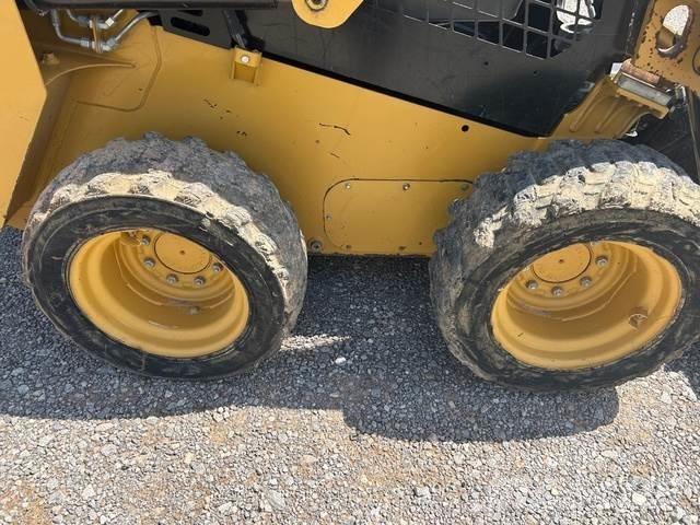 CAT 232D 輪胎、車輪和輪圈