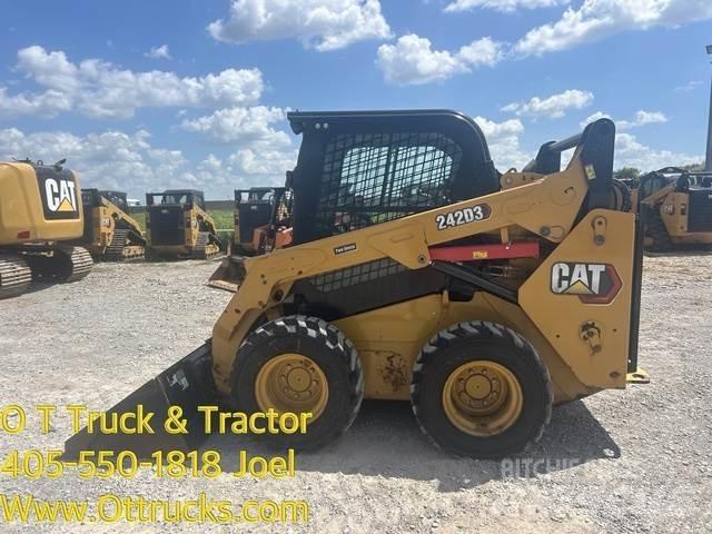 CAT 242D3 輪胎、車輪和輪圈