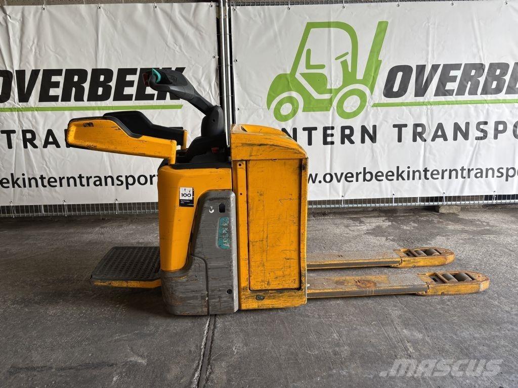 Jungheinrich ERE 225 自走式堆積機