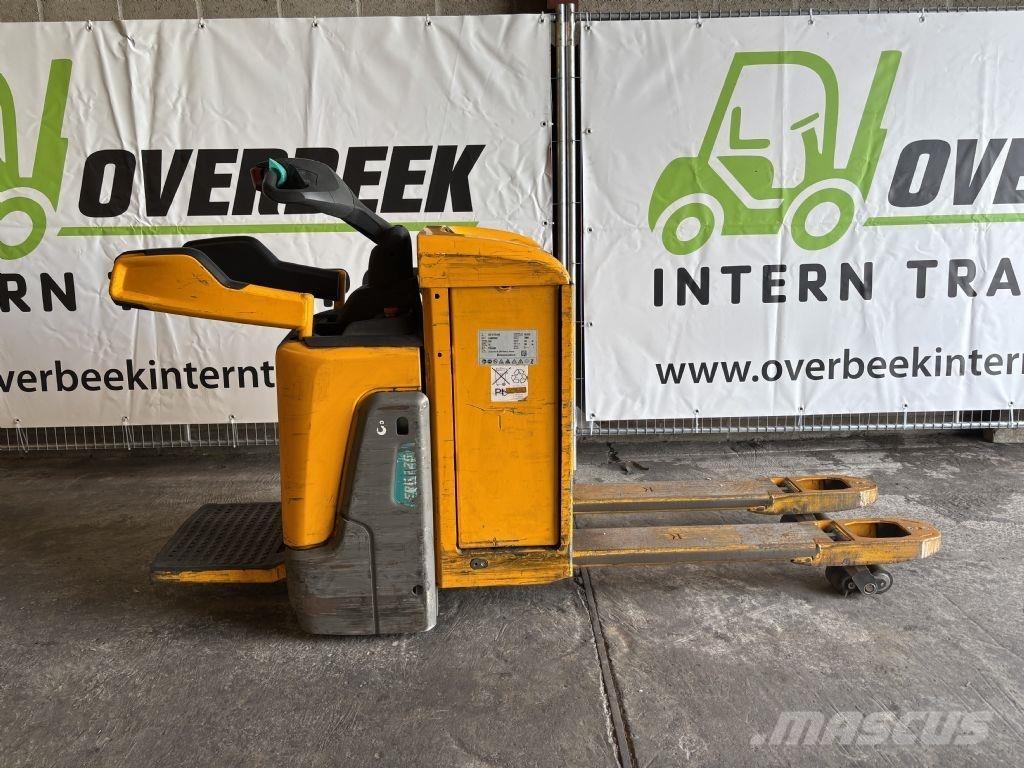 Jungheinrich ERE 225 自走式堆積機