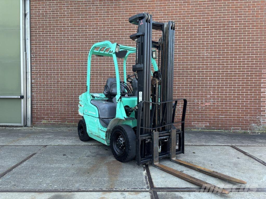 Mitsubishi FD25N 柴油卡車