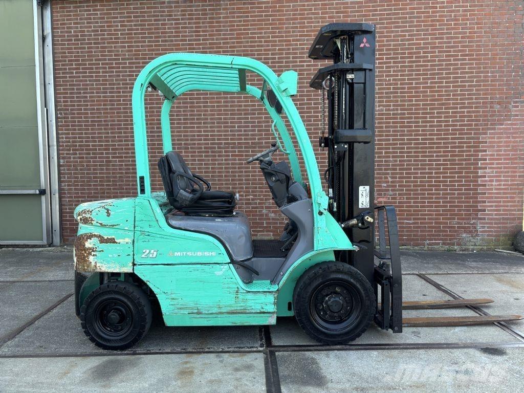 Mitsubishi FD25N 柴油卡車