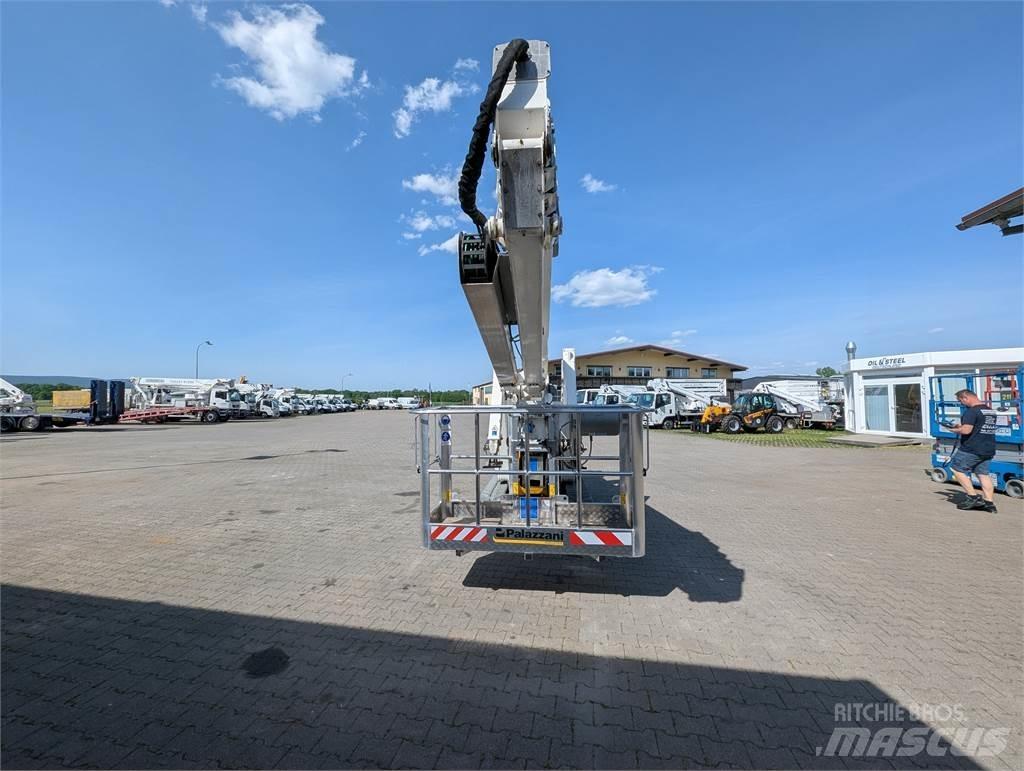 Palazzani XTJ 32 緊湊型自走式伸縮臂式升降機