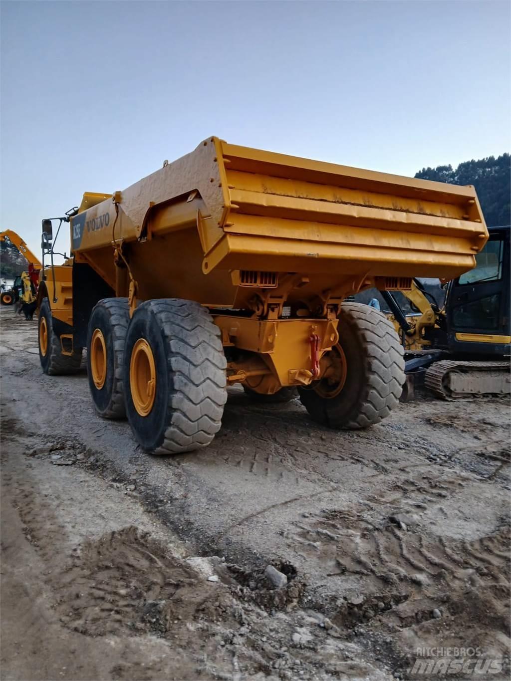 Volvo A25E 側卸礦車