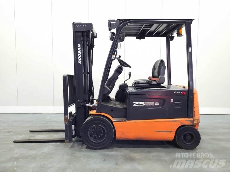 Doosan B25X-5 電動堆高機