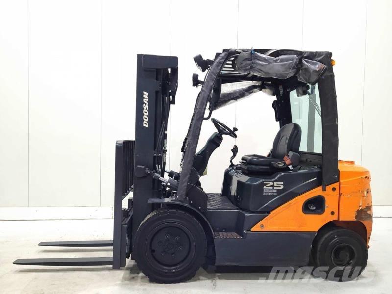 Doosan D25S-7 柴油卡車