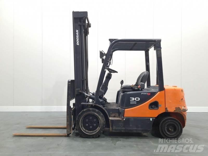 Doosan D30S-5 柴油卡車