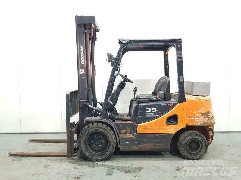 Doosan D35C-5 柴油卡車