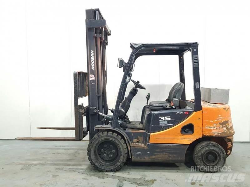 Doosan D35C-5 柴油卡車