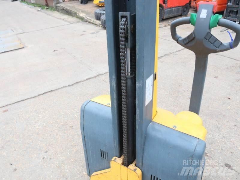 Jungheinrich EMC110 手動堆積機