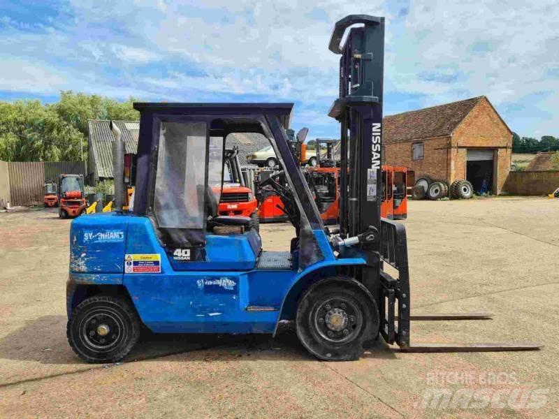 Nissan FO4D40Q2 柴油卡車
