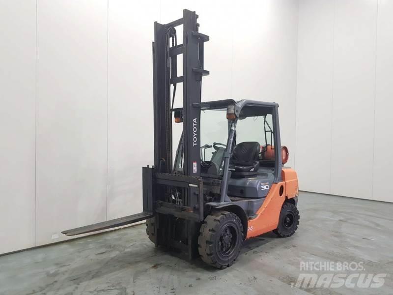 Toyota 8FGF30 液化石油氣LPG卡車
