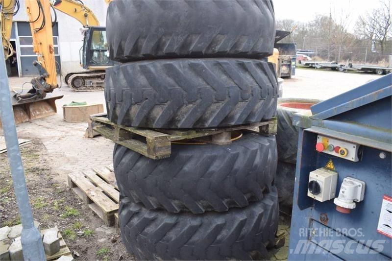 JCB 4 CX 輪胎、車輪和輪圈