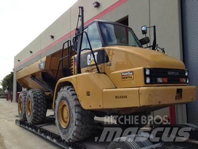 CAT 725 鉸接式起吊車