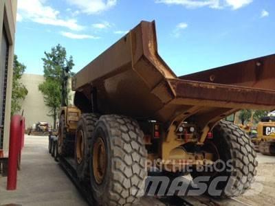 CAT 725 鉸接式起吊車