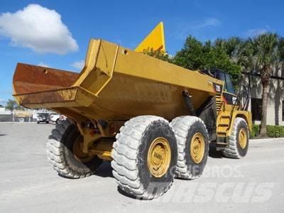CAT 725 鉸接式起吊車