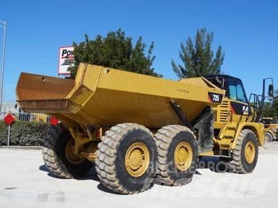 CAT 725 鉸接式起吊車