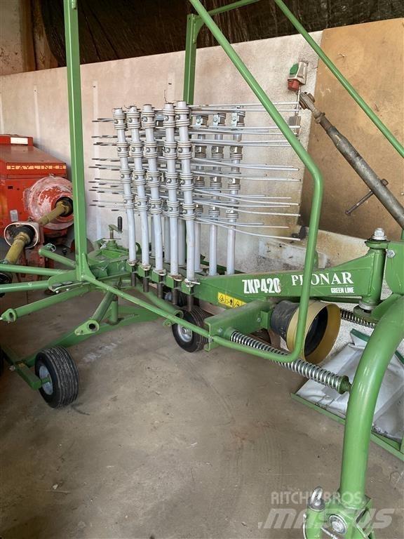 Pronar ZKP420 耙與翻草機