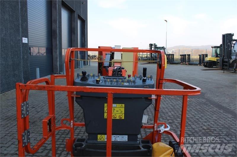 JLG E300AJP 曲臂高空作業車
