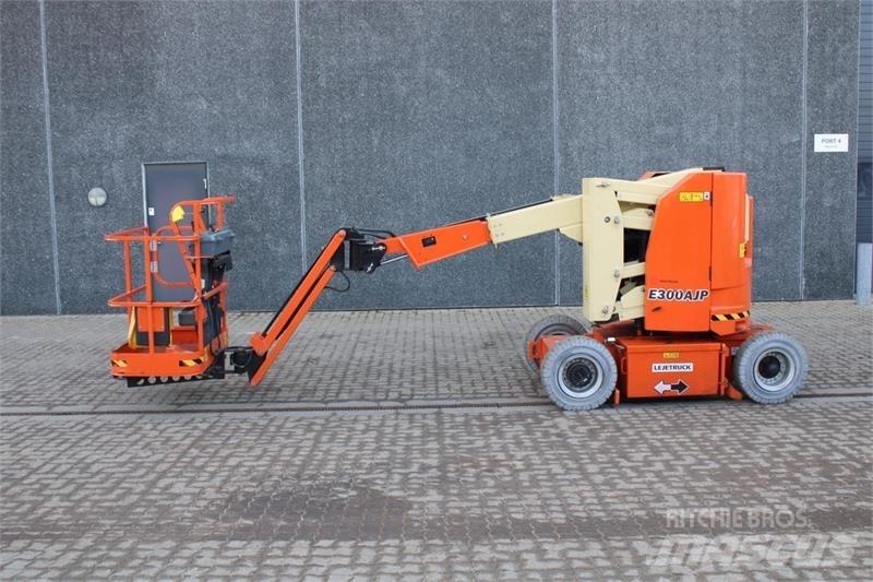 JLG E300AJP 曲臂高空作業車