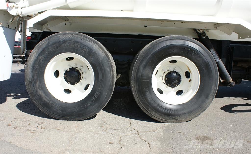 Mack LEU613 垃圾車