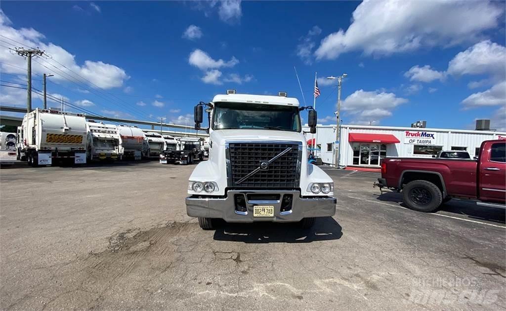 Volvo VHD64 起重可拆卸式卡車