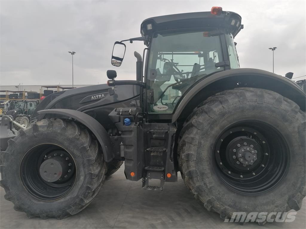 Valtra S324 曳引機