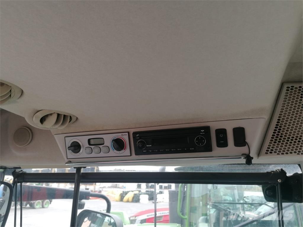 Valtra S324 曳引機