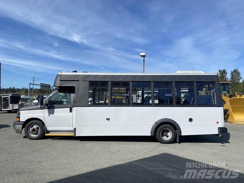 Chevrolet Express 迷你巴士