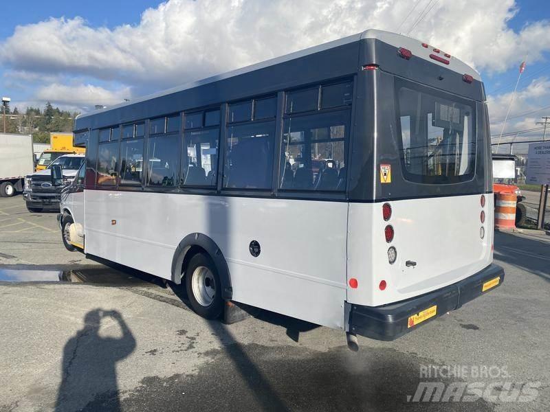 Chevrolet Express 迷你巴士