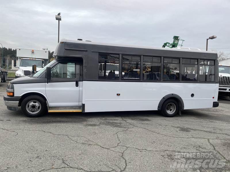 Chevrolet Express 迷你巴士