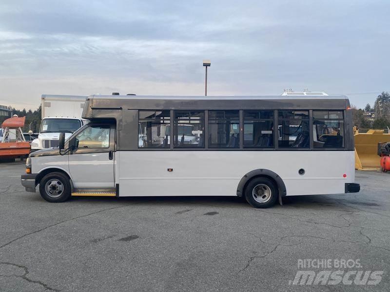 Chevrolet Express 迷你巴士