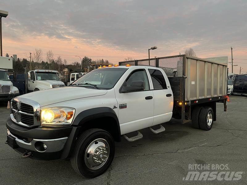 Dodge Ram 5500 平板式/側卸式卡車