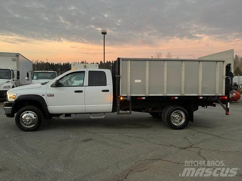 Dodge Ram 5500 平板式/側卸式卡車